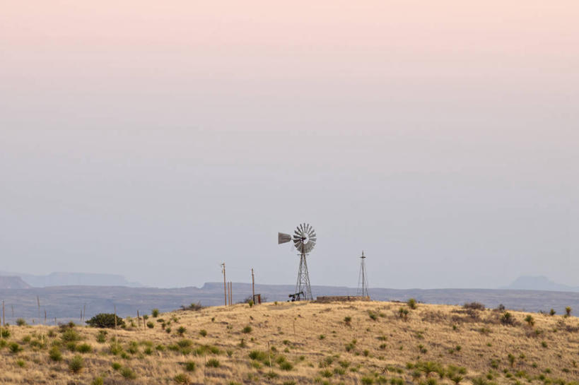 无人,站,横图,室外,白天,留白,寂寞,农业,山,水,风车,美国,旋转,风景,黄昏,储油罐,摄影,能源,德克萨斯,马尔法,刀刃,彩图,奇瓦瓦沙漠