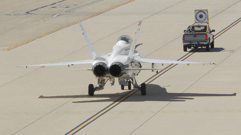 两个人,横图,室外,白天,飞机,美国,环保,军事,交通,航空,交通工具,运输,摄影,能源,回收,燃料,资源,飞行器,战斗机,客机,加利福尼亚,载具,利用,低碳,循环,持续,美国宇航局,彩图,爱德华兹空军基地,皮卡车,精力,飞机跑道,商务机