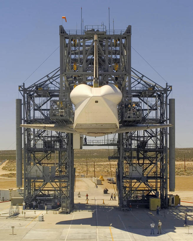 地勤人员,竖图,室外,白天,技术,美国,太空,背面,摄影,工程,加利福尼亚,航天飞机,美国宇航局,发现号,彩图,爱德华兹空军基地,空间探索