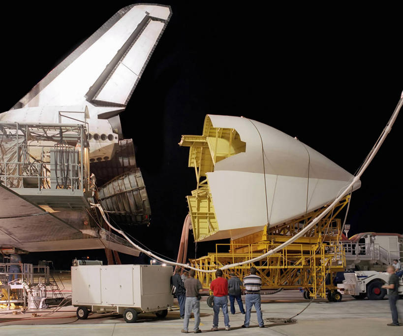 西方人,成年人,中年人,横图,室外,夜晚,技术,欧洲,美国,欧洲人,运输,摄影,加利福尼亚,航天飞机,美国宇航局,发现号,男人,中年男性,白种人,技术员,彩图,空间探索