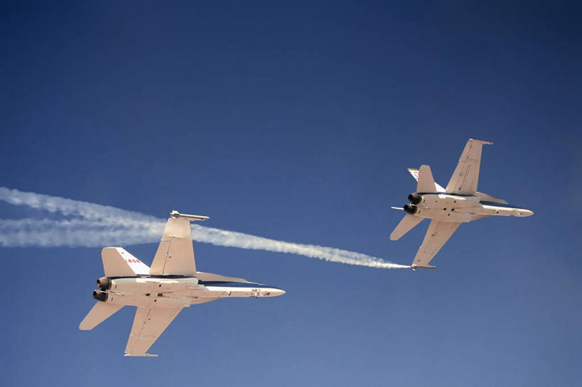 无人,横图,室外,白天,仰视,飞机,美国,军事,横幅,交通,漩涡,注视,航空,飞,两个,交通工具,观察,看,烟,运输,摄影,观看,旋涡,飞行器,战斗机,察看,客机,关注,加利福尼亚,载具,军用机,科学实验,美国宇航局,彩图,低角度拍摄,商务机