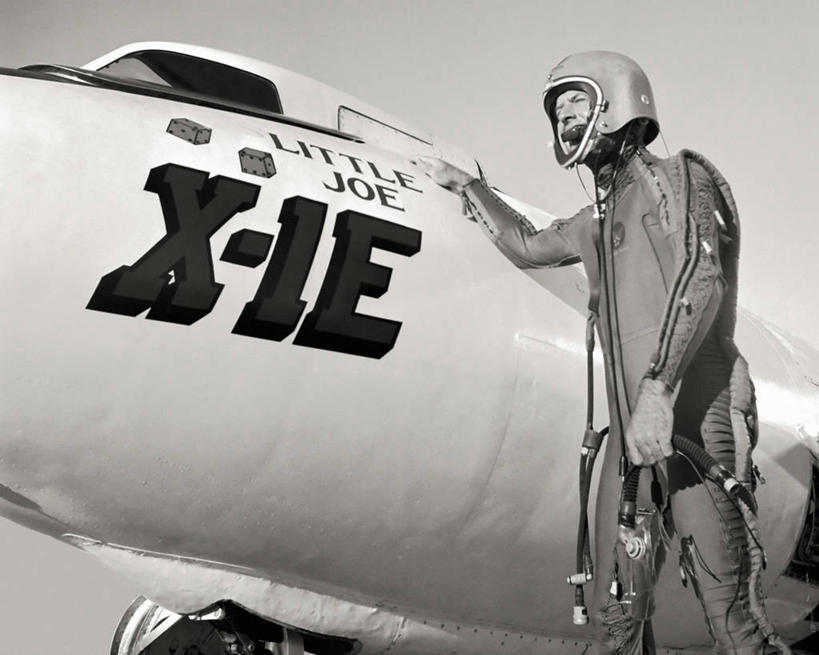 西方人,成年人,中年人,一个人,飞行员,横图,黑白,室外,白天,制服,飞机,欧洲,美国,欧洲人,仅一个男性,仅一个人,仅一个中年男性,头盔,头饰,摄影,飞行器,加利福尼亚,肖像,科学实验,男人,男性,中年男性,白种人,试飞员