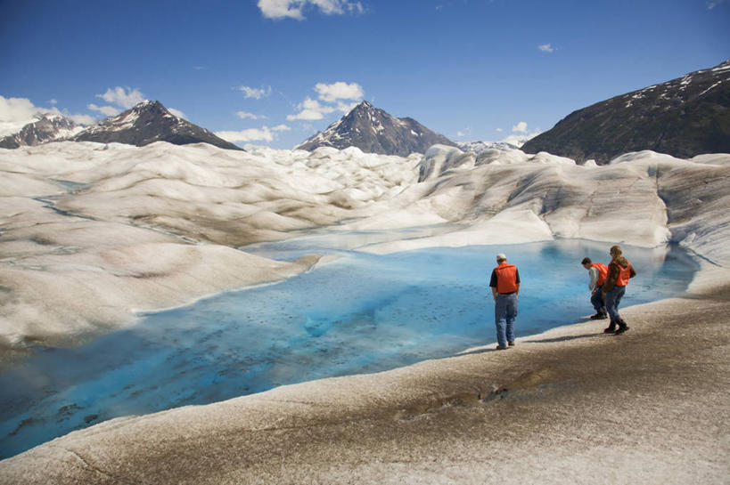 西方人,成年人,中年人,三个人,横图,室外,白天,旅游,度假,全球变暖,欧洲,美国,欧洲人,行人,游客,游人,池塘,地形,路人,旅客,摄影,融水,地质学,过客,自然地理,男人,女人,中年男性,中年女性,白种人,彩图,旅行