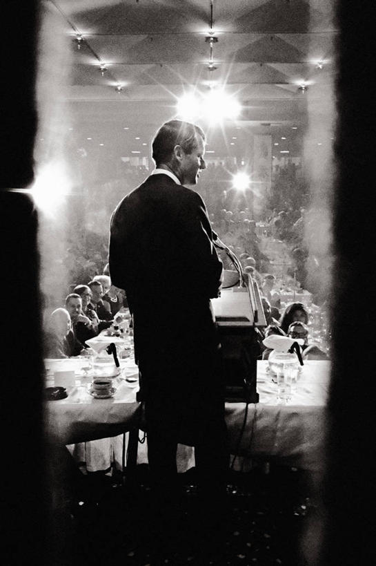 西方人,一个人,竖图,黑白,侧面,欧洲,美国,欧洲人,历史,摄影,北美,北美洲,加利福尼亚,肖像,政府,美洲,政治,加州,洛杉矶,加利福尼亚州,金州,黄金州,北亚美利加洲,亚美利加洲,天使之城,司法部长,白种人,半身,县治,洛杉矶县,美利坚合众国,洛城,演说家,美国司法部长,罗伯特.弗朗西斯.肯尼迪,罗伯特.肯尼迪