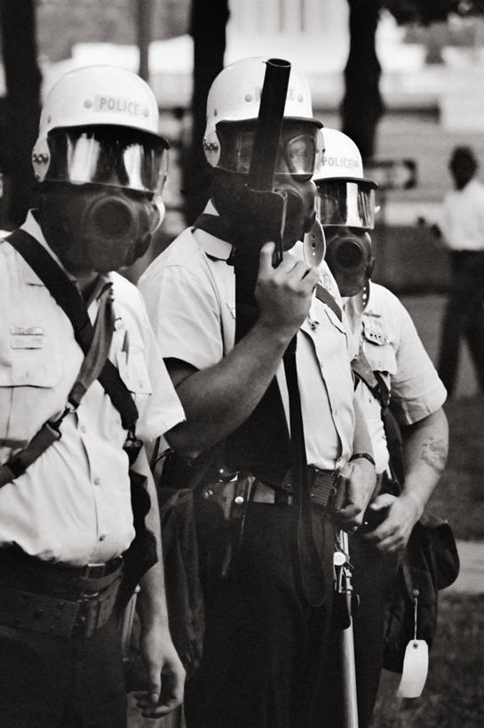 西方人,成年人,中年人,三个人,竖图,黑白,欧洲,美国,欧洲人,头盔,头饰,首都,摄影,权威,华盛顿特区,防毒面罩,支配,男人,中年男性,白种人,彩图,法律,催泪瓦斯,防暴盾牌,公民权利