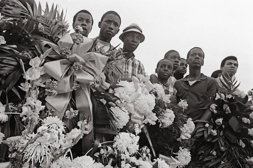 西方人,少年,成年人,一个人,横图,黑白,欧洲,非洲,美国,黑人,欧洲人,仅一个男性,仅一个人,历史,花,仅一个年轻男性,摄影,亚特兰大,葬礼,男人,男性,年轻男性,非洲人,年轻人,彩图