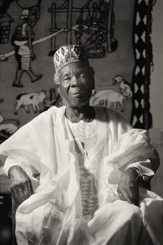 成年人,老年人,一个人,竖图,黑白,室内,帽子,仅一个男性,仅一个人,音乐,仅一个老年男性,摄影,肖像,鼓手,老年男性,男人,男性,非洲人,半身,传统服装,传统文化