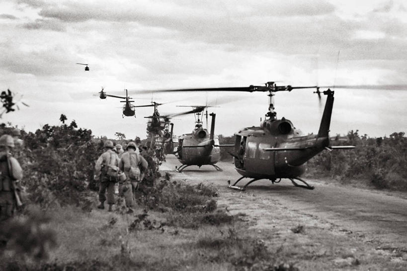 成年人,横图,黑白,越南,五个人,一排,士兵,整齐,军事,排列,战争,运输,摄影,空军,直升机,飞行器,队列,军队,美国军事,越南战争,101空降师