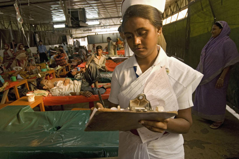 成年人,一个人,护士,横图,孟加拉国,亚洲,仅一个年轻女性,仅一个女性,仅一个人,首都,摄影,南亚,孟加拉人民共和国,达卡,腹泻,霍乱,年轻女性,女人,女性,年轻人,彩图,轮状病毒,病历