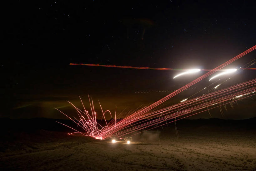 无人,横图,室外,夜晚,长时间曝光,爆炸,火,咆哮,军事,光线,枪支,光芒,破坏,红色,战争,击打,摄影,子弹,打斗,毁灭,机关枪,军用机,彩图,罢工,美国海军陆战队,延时摄影