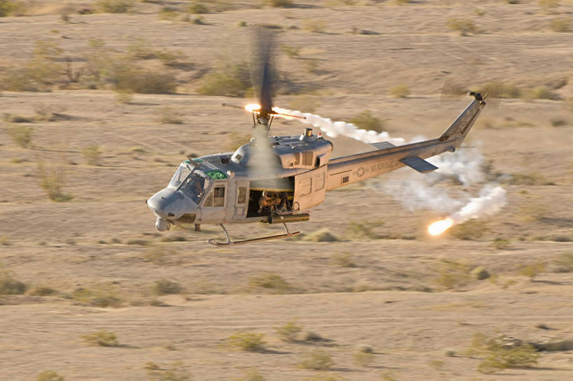 两个人,横图,室外,白天,射击,美国,军事,旋转,飞,战争,摄影,迅速,加利福尼亚,打斗,导弹,军用机,军用直升机,UH-1直升机,危险,彩图,美国海军陆战队