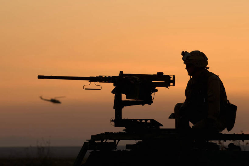 一个人,横图,室外,白天,技术,日落,美国,士兵,黄色,橙色,战争,摄影,直升机,亚利桑那,准确,打斗,海军,剪影,机关枪,军用机,军用直升机,彩图,美国海军陆战队,美国军事