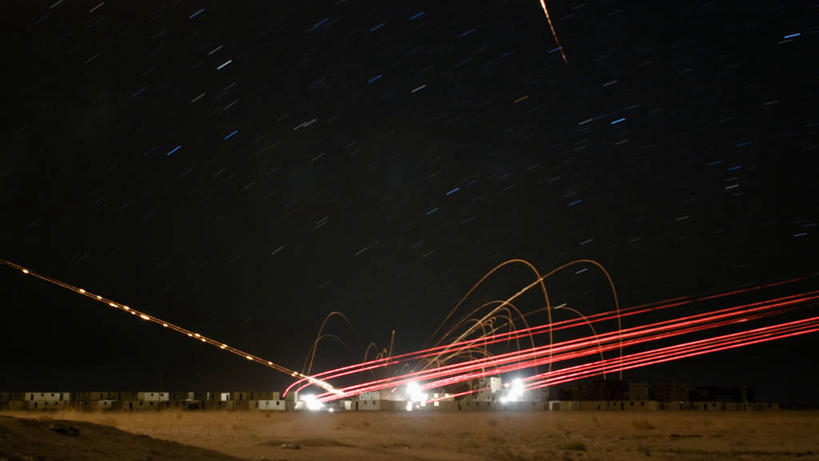 无人,横图,室外,夜晚,长时间曝光,爆炸,火,咆哮,军事,光线,枪支,光芒,破坏,红色,黑色,战争,击打,摄影,子弹,打斗,毁灭,机关枪,彩图,罢工,美国海军陆战队,延时摄影