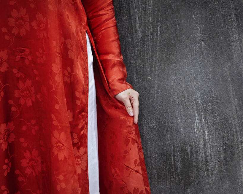 成年人,手,一个人,横图,室外,特写,白天,留白,时尚,越南,仅一个年轻女性,仅一个女性,仅一个人,丝绸,首都,红色,摄影,部分,河内,年轻女性,女人,女性,年轻人,彩图,传统服装,奥黛,传统文化