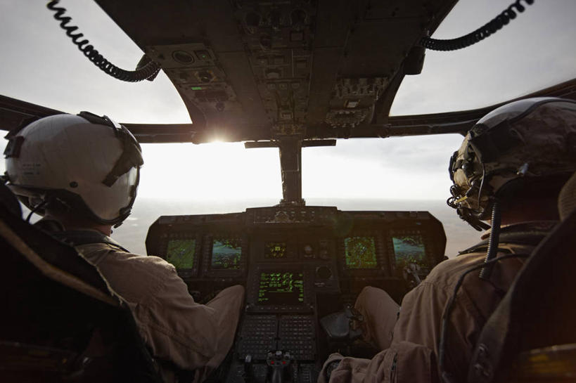 成年人,中年人,两个人,飞行员,横图,室外,白天,窗户,阿富汗,军事,飞,战争,摄影,飞行器,准确,货运,海军,副驾驶,军用机,螺旋桨飞机,座舱,技能,男人,中年男性,彩图,美国海军陆战队