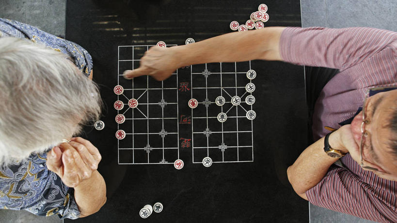 成年人,老年人,手,两个人,横图,俯视,室内,白天,新加坡,汉字,摄影,部分,专心,挑战,中国象棋,四肢,老年男性,男人,男性,手臂,休闲活动,彩图,高角度拍摄