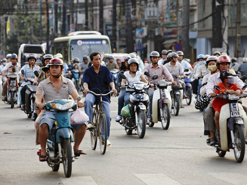 成年人,中年人,横图,室外,白天,街道,摩托车,自行车,越南,交通,许多人,车,脚踏车,交通工具,一群人,压力,运输,摄影,污染,噪声,载具,驾车,胡志明市,男人,中年男性,中年女性,彩图