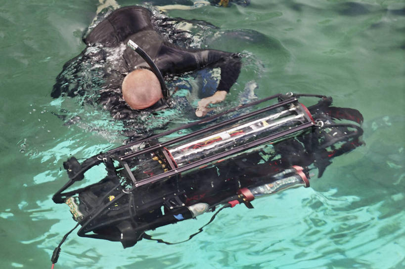 成年人,中年人,一个人,横图,室外,白天,技术,水下,美国,仅一个男性,仅一个人,仅一个中年男性,研究,教育,摄影,工程,北美,北美洲,机器人,加利福尼亚,美洲,海军,加州,圣地亚哥,加利福尼亚州,金州,黄金州,圣地牙哥,科罗纳多岛,圣迭戈,圣地牙哥市,北亚美利加洲,亚美利加洲,男人,男性,中年男性,彩图,洛马岬灯塔,美利坚合众国,美国海军