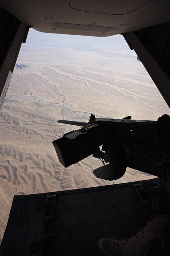 无人,飞行员,竖图,俯视,航拍,室外,白天,沙漠,阿富汗,军事,飞,战争,摄影,飞行器,鸟瞰,货运,机关枪,军用机,螺旋桨飞机,座舱,彩图,高角度拍摄,美国海军陆战队