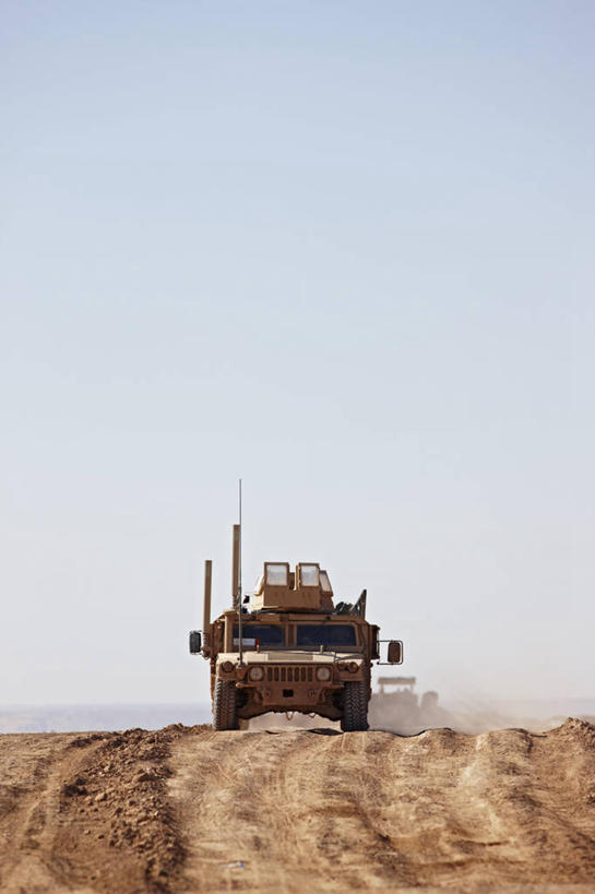 成年人,一个人,竖图,室外,白天,阿富汗,仅一个男性,仅一个人,士兵,朦胧,模糊,工作,枪支,仅一个年轻男性,思考,武器,力量,战争,摄影,专心,打斗,瞄准,剪影,来福枪,狙击手,男人,男性,年轻男性,年轻人,彩图,美国海军陆战队,特种部队,消音器