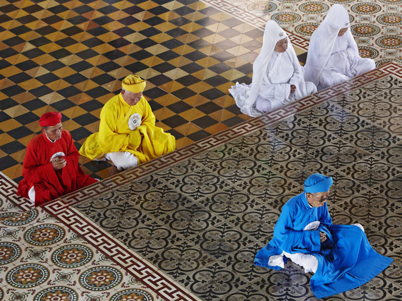 成年人,老年人,横图,俯视,彩色,室内,越南,五个人,祈祷,摄影,宗教,五颜六色,色彩斑斓,五彩缤纷,五彩斑斓,五光十色,老年男性,老年女性,男人,男性,女人,女性,修女,彩图,高角度拍摄,西宁省