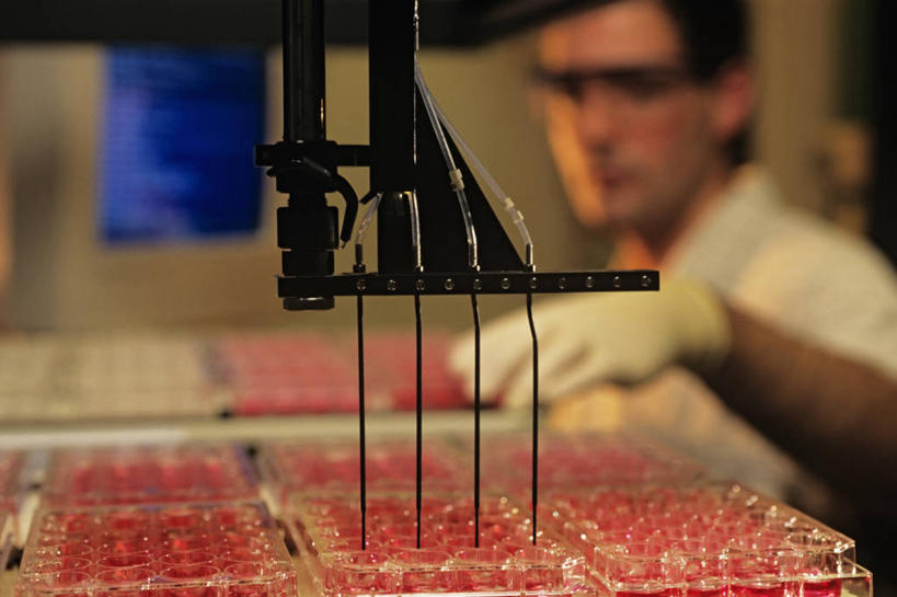 成年人,一个人,横图,室内,美国,仅一个男性,研究,科学,管子,试管,摄影,机器人,加利福尼亚,癌症,男人,彩图,门洛帕克