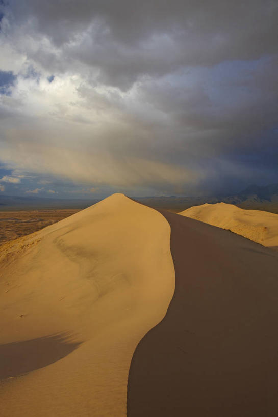 无人,竖图,室外,白天,日落,美国,弯曲,科学,沙子,云,热,排列,摄影,亚利桑那,北美,北美洲,犹他州,加利福尼亚,美洲,积雨云,干的,亚利桑那州,内华达州,加州,收集,加利福尼亚州,大峡谷之州,金州,黄金州,北亚美利加洲,亚美利加洲,犹他,蜂窝之州,蜂房州,内华达,北美艾灌木丛州,产银之州,银山州,银之州,石英,莫哈维沙漠,莫哈韦沙漠,地质学,雷雨,自然地理,岩石,彩图,美利坚合众国,圣伯纳迪诺市,精力