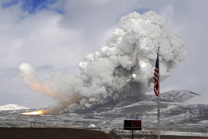 无人,横图,室外,白天,技术,旗帜,美国,火焰,烟,美国国旗,摄影,噪声,航天飞机,科学实验,犹他,空气污染,海岬,能力,钟,彩图,空间探索,火箭加速器