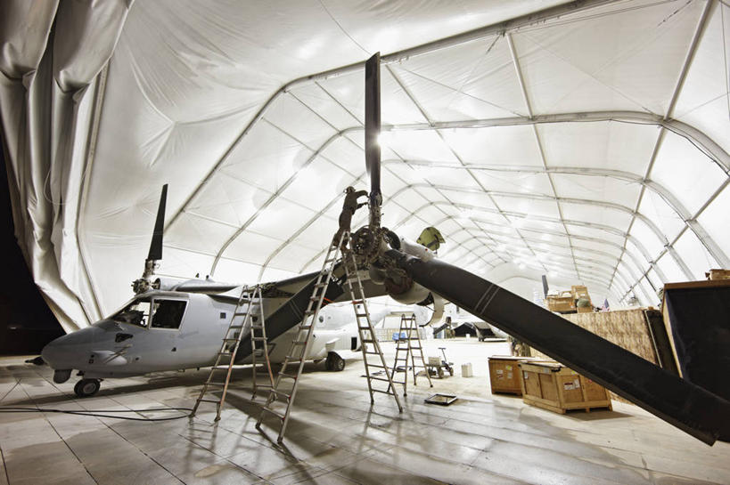 一个人,横图,室内,夜晚,阿富汗,朦胧,模糊,军事,战争,摄影,飞行器,货运,军用机,螺旋桨飞机,彩图,飞机库,美国海军陆战队