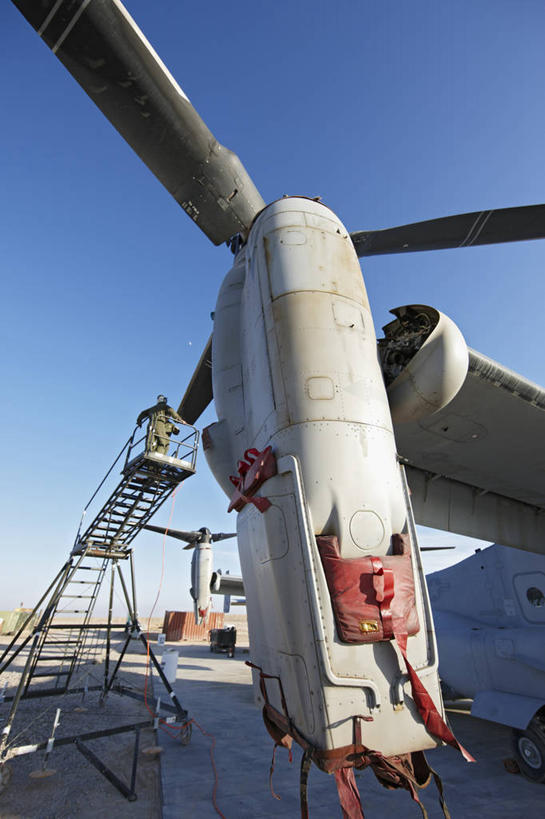 一个人,竖图,室外,白天,阿富汗,朦胧,模糊,军事,飞,战争,摄影,修理,飞行器,货运,军用机,螺旋桨飞机,彩图,美国海军陆战队