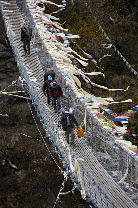 成年人,中年人,四个人,竖图,室外,白天,探险,风,尼泊尔,亚洲,桥,经幡,摄影,宗教,吊桥,佛教,运送,反差,喇嘛教,珠穆朗玛峰,男人,中年男性,彩图,旅行,门房