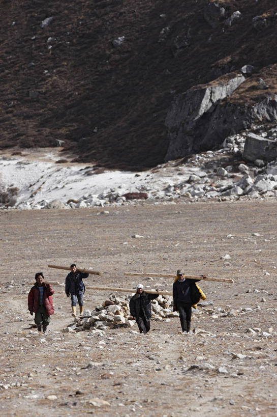 成年人,中年人,四个人,竖图,室外,白天,探险,建筑业,尼泊尔,亚洲,工作,木材,运输,摄影,运送,喜马拉雅山脉,男人,中年男性,彩图,旅行,门房