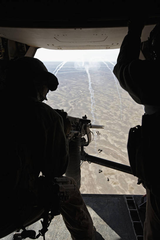 成年人,中年人,两个人,竖图,室外,白天,射击,阿富汗,军事,圆形,靠,靠着,战争,摄影,子弹,飞行器,货运,打斗,瞄准,海军,机关枪,军用机,螺旋桨飞机,军火,男人,中年男性,彩图,美国海军陆战队