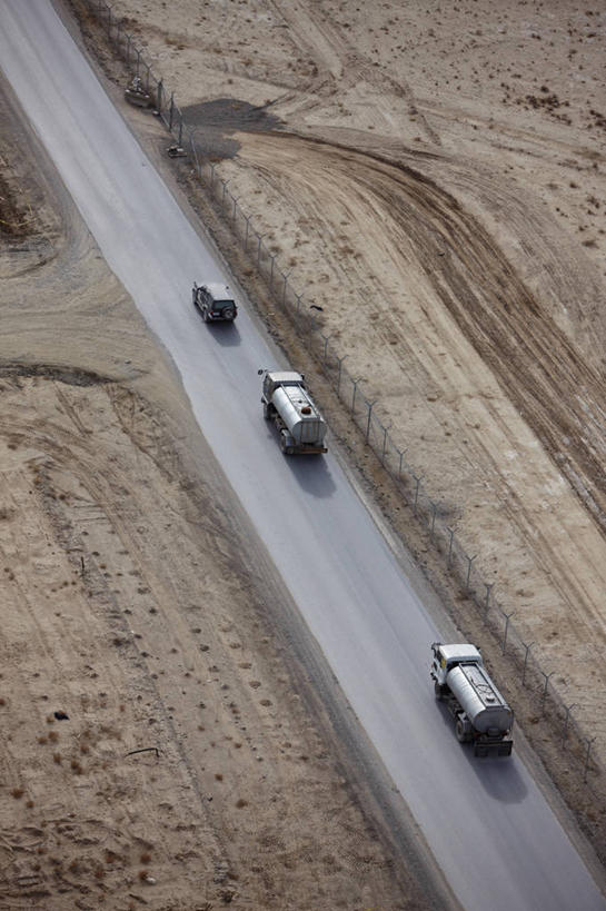 无人,竖图,俯视,航拍,室外,白天,技术,沙漠,高速公路,路,阿富汗,人行道,运输,摄影,巨大,庞大,能源,鸟瞰,货运,驾车,反差,油罐车,化石燃料,宏大,硕大,伟大,彩图,高角度拍摄