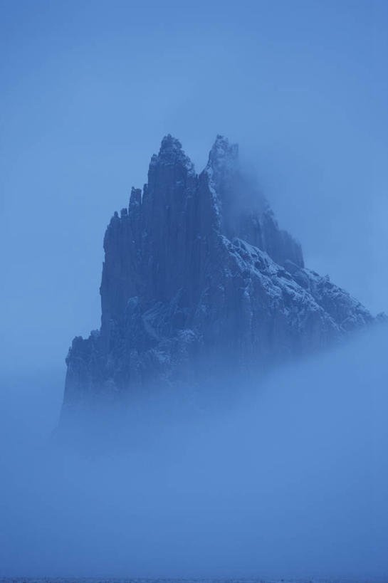 无人,竖图,室外,白天,通讯,火山,美景,雪,雾,美国,对称,艺术,科学,景观,山顶,悬崖,冬天,尖顶,蓝色,自然,地标建筑,景色,寒冷,摄影,北美,北美洲,早晨,文学,自然风光,美洲,新墨西哥,北亚美利加洲,亚美利加洲,地质学,科罗拉多高原,自然地理,岩石,彩图,旅行,美利坚合众国,纳瓦霍族,超现实主义,流派,艺术流派,火山颈