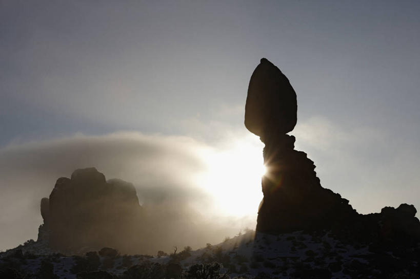 无人,横图,室外,白天,美景,太阳,雪,雾,美国,科学,景观,冬天,自然,地标建筑,景色,寒冷,摄影,自然风光,剪影,拱门国家公园,犹他,地质学,沙岩,科罗拉多高原,自然地理,彩图