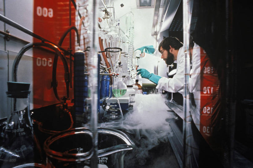 成年人,中年人,一个人,横图,室内,美国,仅一个男性,仅一个人,仅一个中年男性,研究,分析,科学,化学,量筒,实验室,白色,摄影,准确,科学实验,化学家,技能,男人,男性,中年男性,技术员,彩图