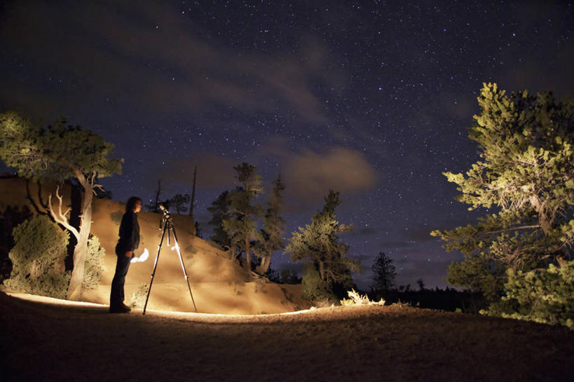 成年人,中年人,一个人,摄影师,横图,室外,夜晚,美国,仅一个女性,仅一个人,艺术,仅一个中年女性,摄影,三脚架,手电筒,天文学,犹他,布莱斯峡谷国家公园,美术工艺,女人,女性,中年女性,岩石,彩图