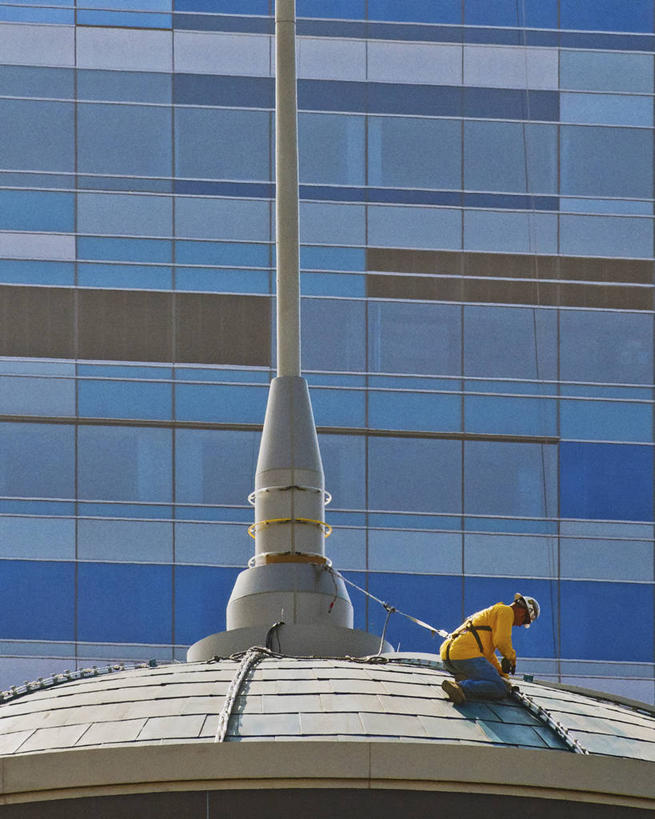 成年人,中年人,一个人,竖图,室外,白天,窗户,城市,摩天大楼,美国,仅一个男性,仅一个人,仅一个中年男性,工作,屋顶,白色,职业,摄影,男人,男性,中年男性,彩图