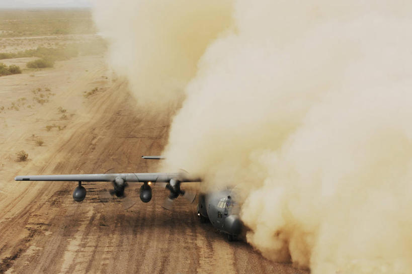 无人,横图,俯视,室外,白天,美国,军事,战争,运输,摄影,灰尘,飞行器,亚利桑那,军用机,图森市,螺旋桨飞机,C-130运输机,彩图,高角度拍摄