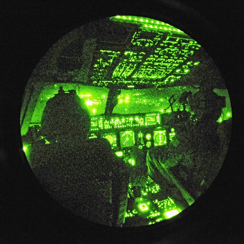 两个人,飞行员,方图,室内,夜晚,美国,海地,朦胧,模糊,军事,圆形,飞,运输,摄影,空军,直升机,北美,北美洲,美洲,军用机,运输机,美军,军用战斗机,军用运输器,座舱,地震,C-17环球霸王III,C-17运输机,北亚美利加洲,亚美利加洲,彩图,美利坚合众国,美国空军