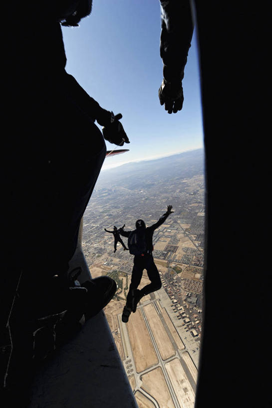 四个人,竖图,室外,白天,运动,美国,朦胧,模糊,军事,极限运动,摄影,内华达州,跳伞运动,彩图