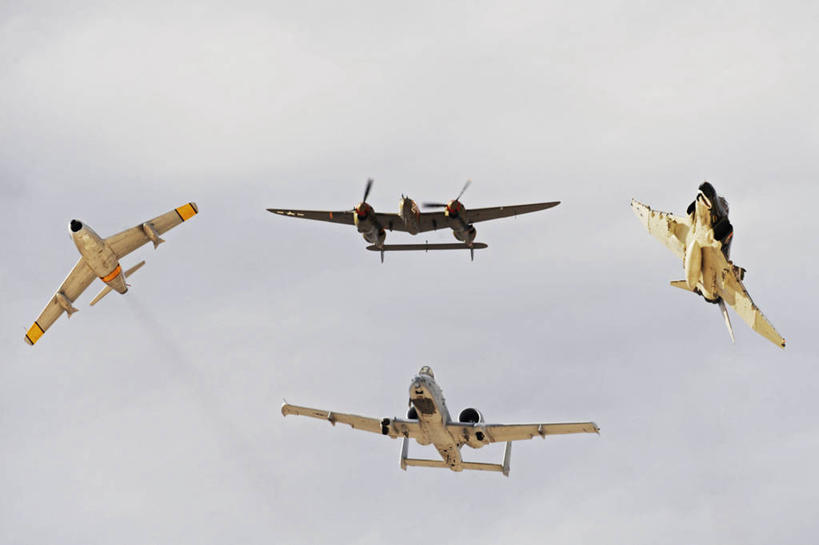 无人,横图,室外,白天,仰视,飞机,美国,军事,交通,雷电,航空,飞,交通工具,运输,摄影,空军,战斗机,北美,客机,北美洲,载具,美洲,军用机,美军,军用战斗机,内华达州,螺旋桨飞机,幽灵式战斗机,F-4幽灵式战斗机,北亚美利加洲,亚美利加洲,彩图,低角度拍摄,美利坚合众国,商务机