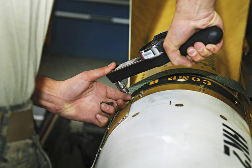 成年人,中年人,手,一个人,横图,特写,技术,德国,仅一个男性,仅一个人,仅一个中年男性,开,军事,工作,白色,摄影,空军,部分,导弹,扳钳,男人,男性,中年男性,技术员,彩图,美国空军