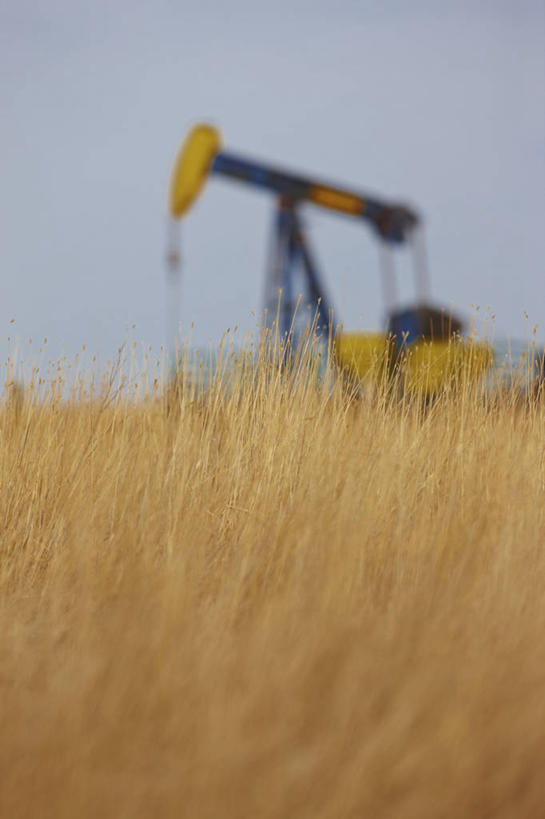 无人,竖图,室外,白天,美国,环保,草,平原,工业,摄影,能源,污染,回收,资源,石油工业,油井,油泵,利用,低碳,循环,科罗拉多州,持续,化石燃料,彩图