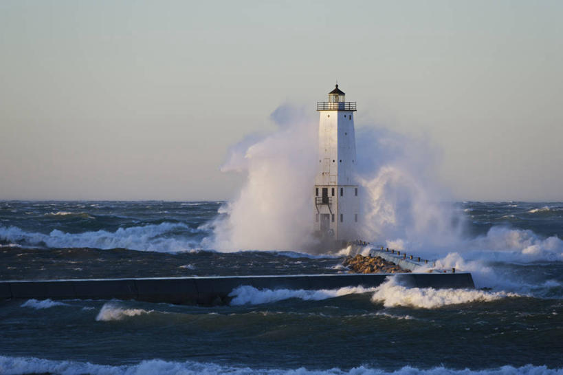 无人,横图,室外,白天,留白,海洋,道路,信息,灯塔,交通,天气,方向,波浪,力量,摄影,引导,指引,北美,撞击,决心,密歇根湖,航标,五大湖,危险,彩图,导航