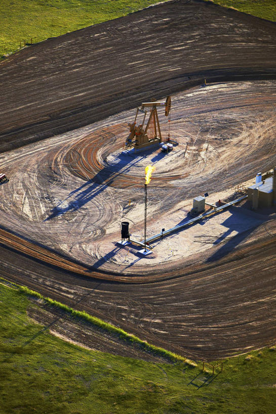 无人,竖图,俯视,航拍,室外,白天,技术,自行车,火,美国,科学,化学,火焰,燃烧,打气筒,活力,吸,摄影,能源,天然气,污染,工程,石油工业,鸟瞰,油井,油泵,科罗拉多州,矿物质,彩图,高角度拍摄,火炬塔