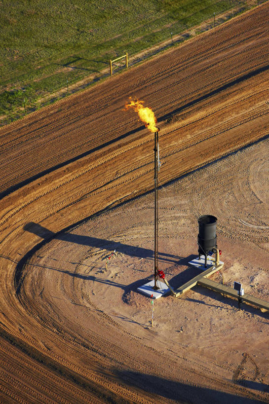 无人,竖图,俯视,航拍,室外,白天,技术,自行车,火,美国,科学,化学,钢铁,火焰,垃圾,燃烧,热,活力,摄影,能源,天然气,污染,石油工业,鸟瞰,科罗拉多州,矿物质,彩图,高角度拍摄,火炬塔,大平原