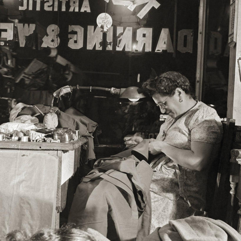 成年人,一个人,裁缝,商店,方图,黑白,室内,夜晚,侧面,商务,窗户,纽约,美国,仅一个女性,工作,曼哈顿,摄影,缝纫,女人