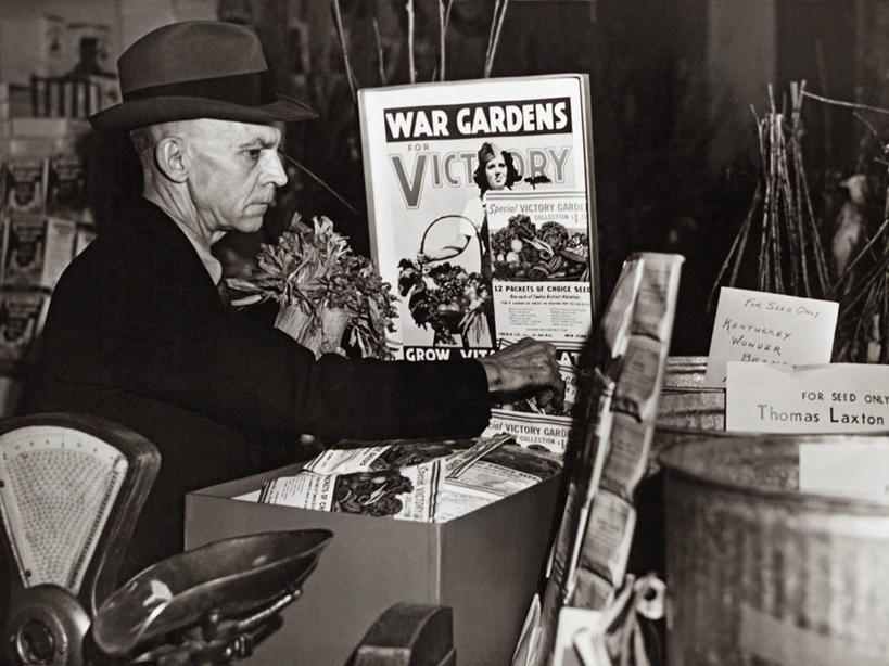 成年人,老年人,一个人,横图,黑白,室内,侧面,美国,仅一个男性,仅一个人,仅一个中年男性,食品,首都,历史,战争,摄影,英文字母,第二次世界大战,祭品,华盛顿特区,老年男性,男人,男性,中年男性